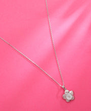 Subtle And Elegant Silver Necklace With A Floral Motif