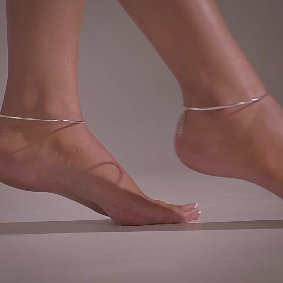 Load video: Nude Edge 916 Silver Anklet For Woman
