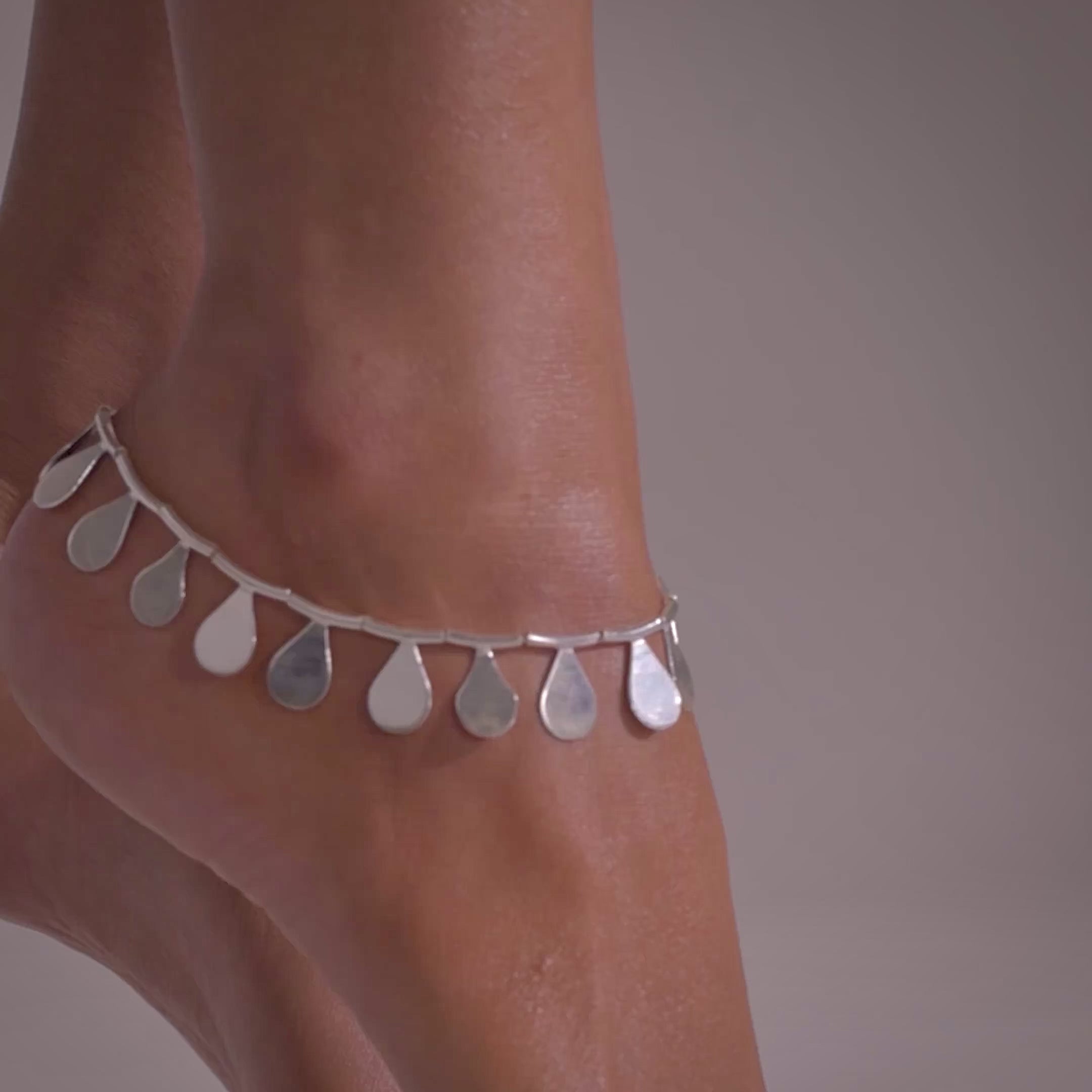 Load video: Drova Drops 916 Silver Anklet For Woman