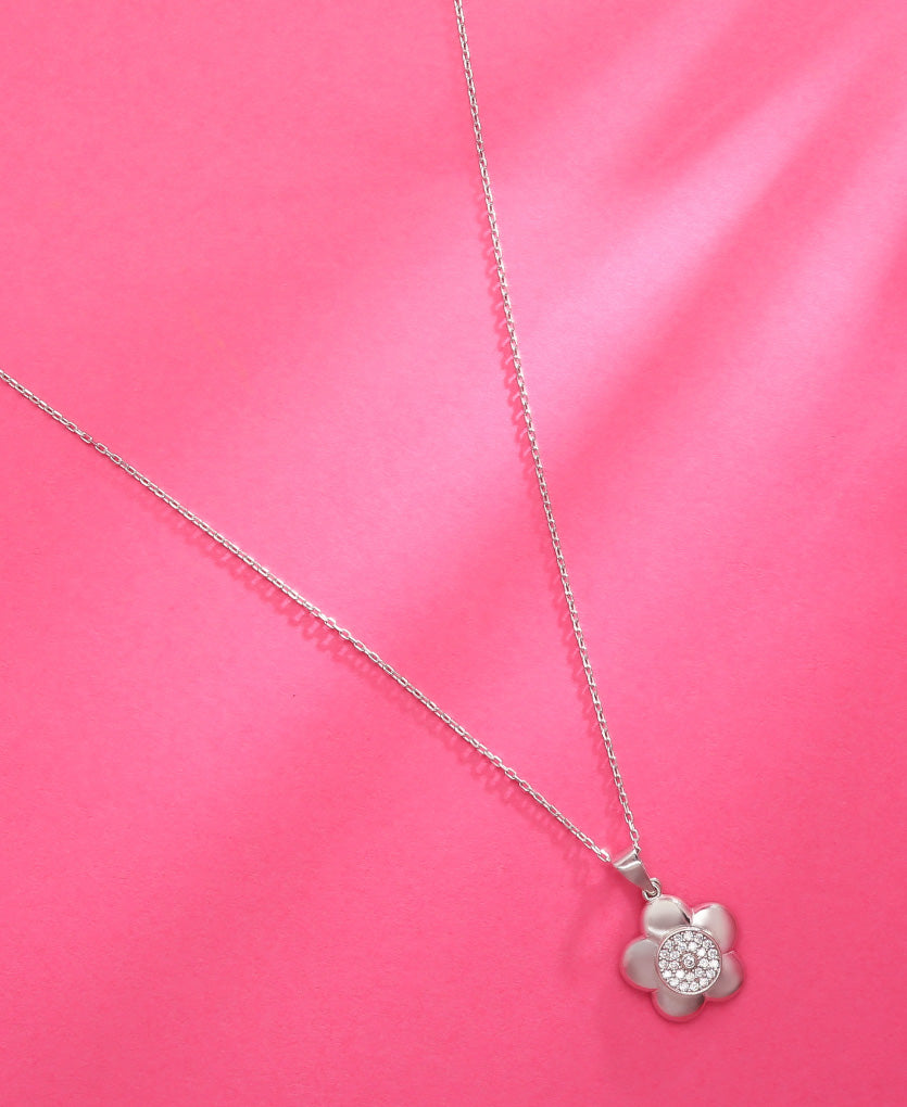 Subtle And Elegant Silver Necklace With A Floral Motif
