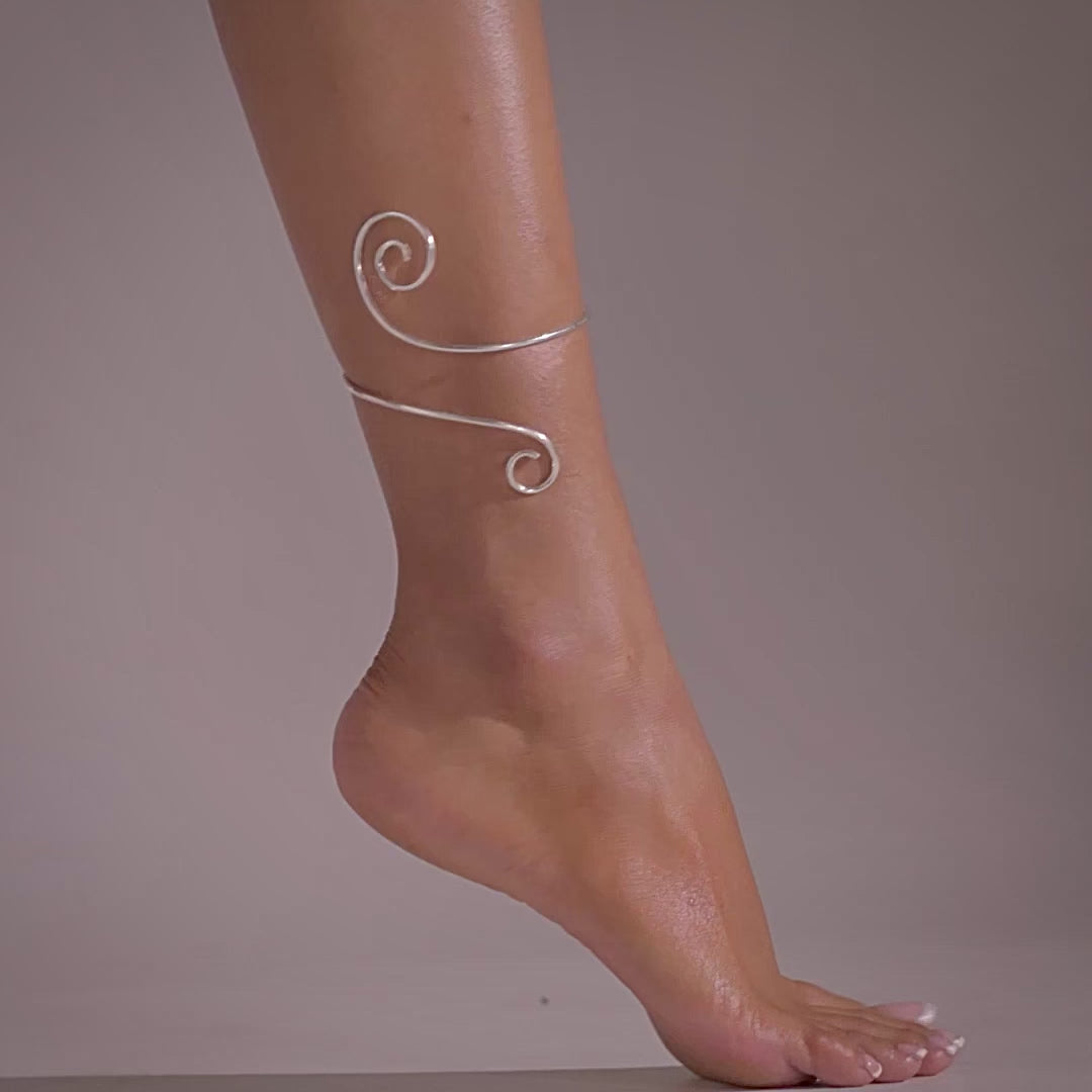 Load video: Coil Charm 916 Silver Anklet For Woman
